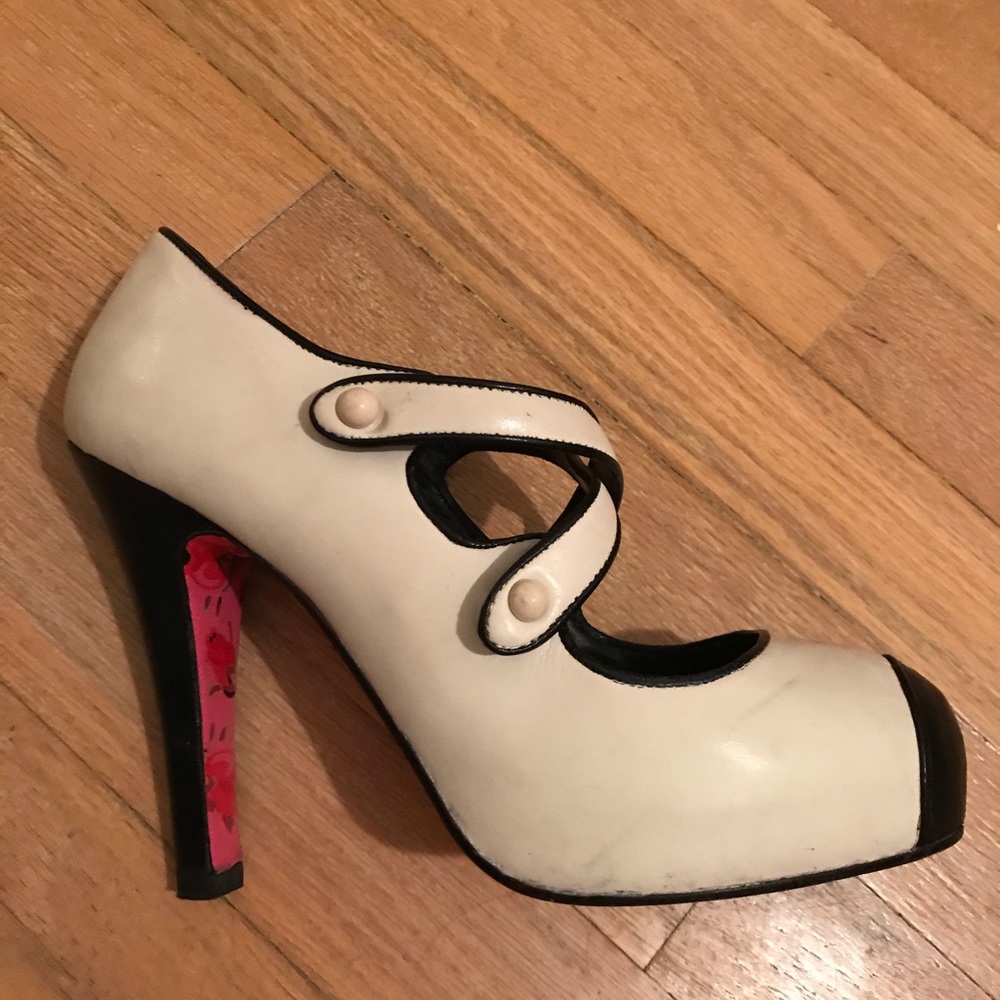 Shoes - Picture 4 of 5